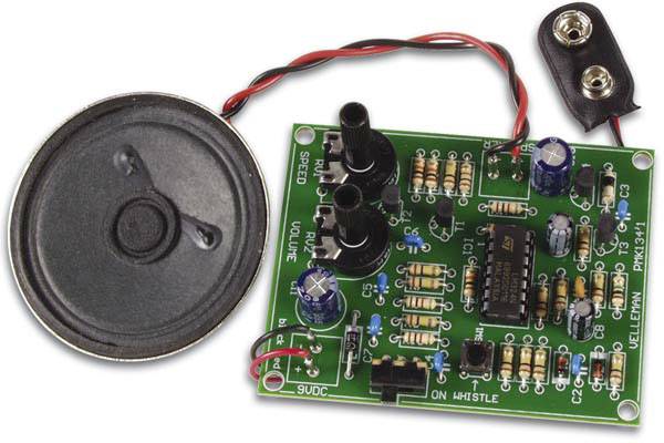 Elektronický zvukový modul s reproduktorem, různé barevné rezistory a kondenzátory namontované na zelené desce plošného spoje.