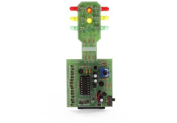 Zelený elektronický obvod s červenými, žlutými a zelenými svítícími LED diodami nahoře. Zobrazuje signály nebo stavový indikátor.