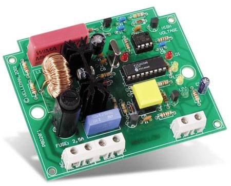 Zelená deska plošných spojů s různými elektronickými komponenty, jako jsou rezistory, kondenzátory a měděný blok cívek.