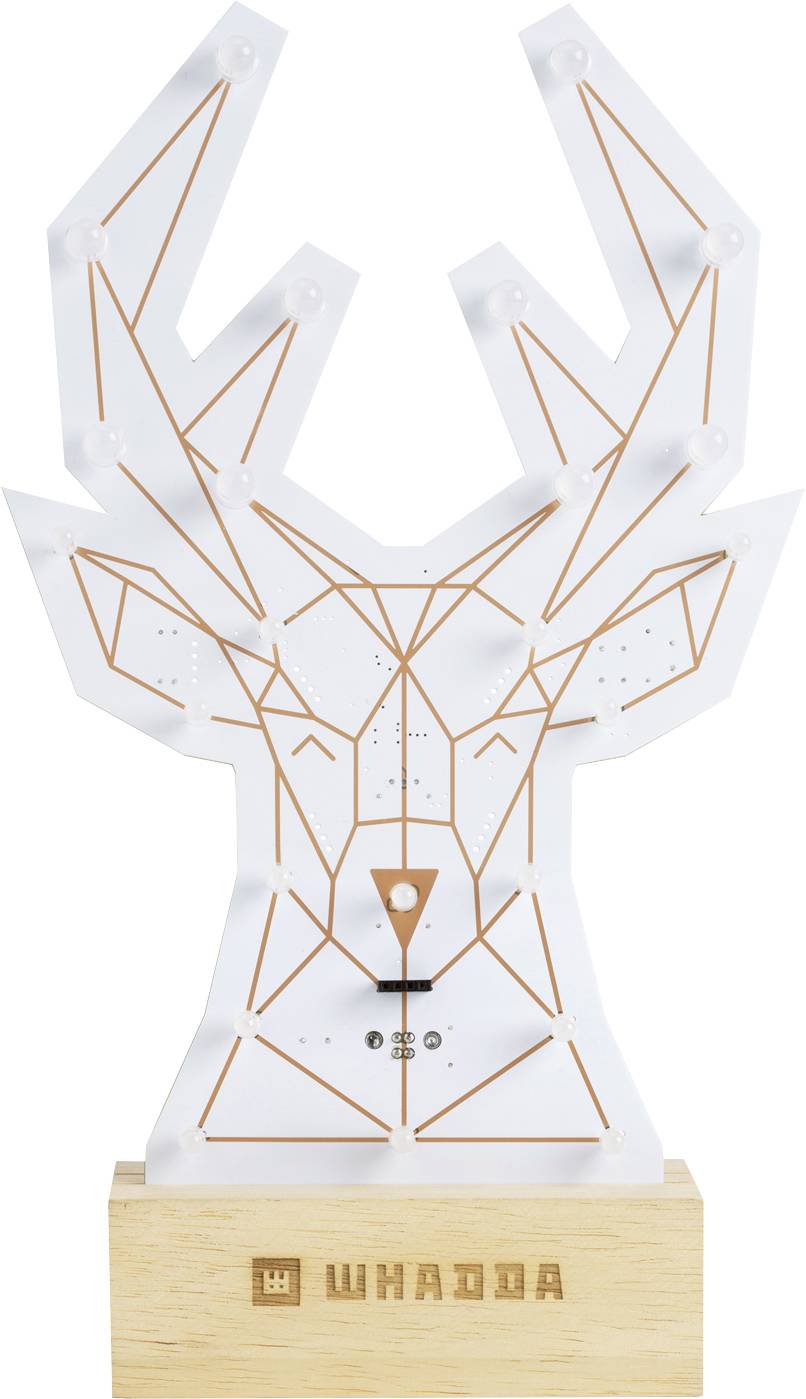 Dekorativní lampa ve tvaru stylizované jelení hlavy s geometrickým designem. Podstavec je vyroben z dřeva.