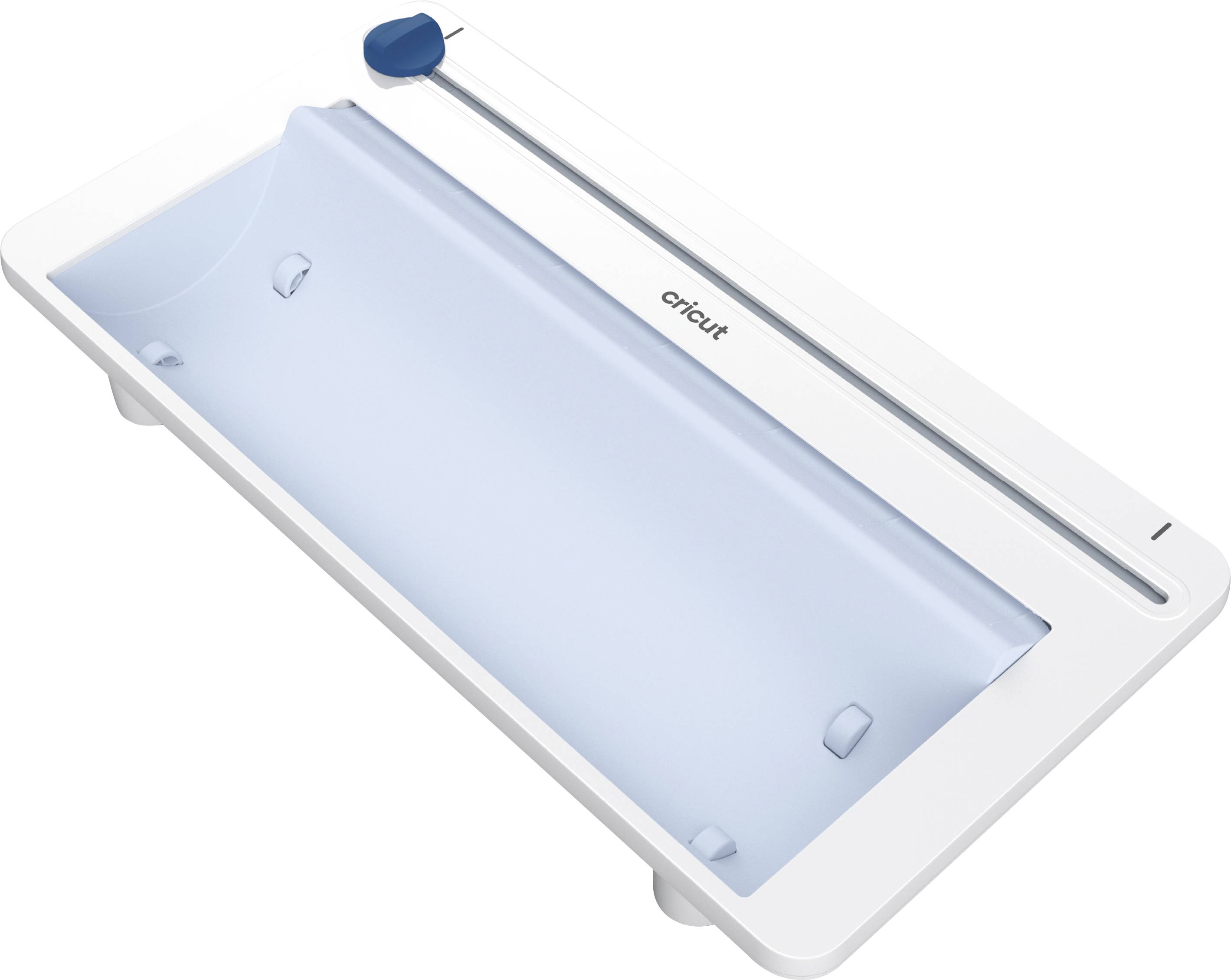 Bílo-modrý nástroj s vertikální čepelí, pravděpodobně určený pro řezání materiálů. Je viditelné logo značky 'Cricut'.