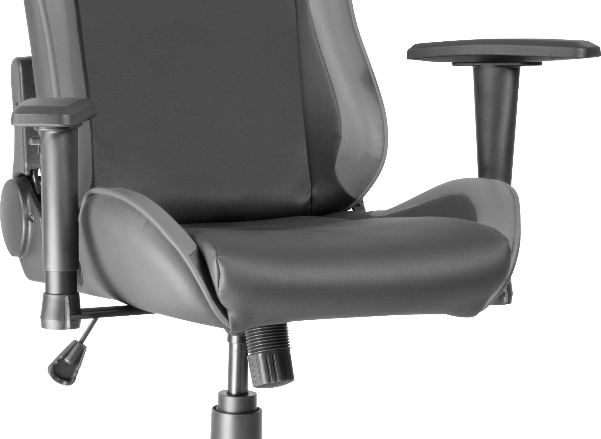 Černá kancelářská židle s čalouněným sedákem a nastavitelnými opěrkami rukou, zobrazující ergonomický design pro pohodlí v pracovním prostředí.