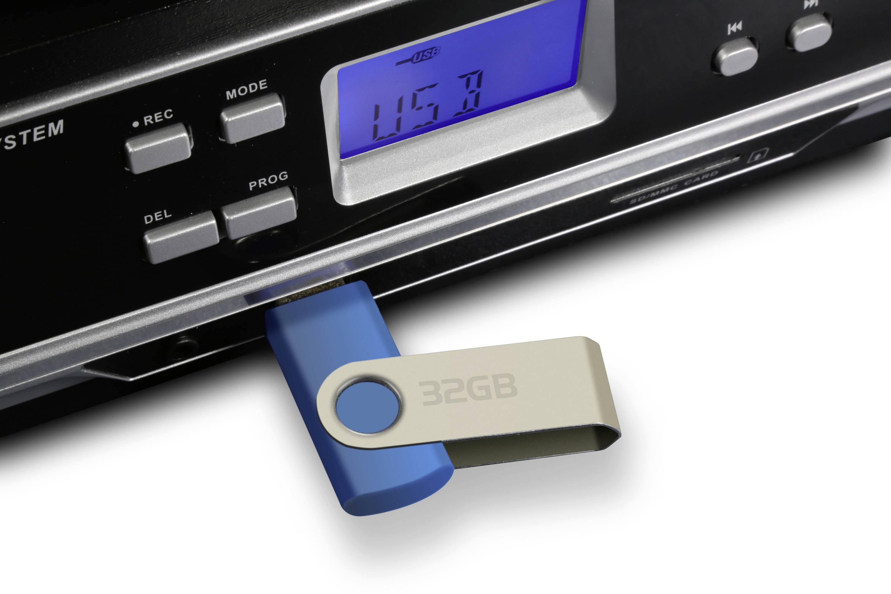 USB flash disk o kapacitě 32 GB je zasunutý do DVD přehrávače, jehož displej zobrazuje 'USB'.