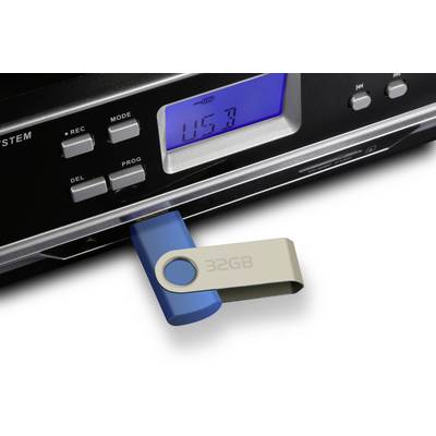 USB flash disk o kapacitě 32 GB je zasunutý do DVD přehrávače, jehož displej zobrazuje 'USB'.