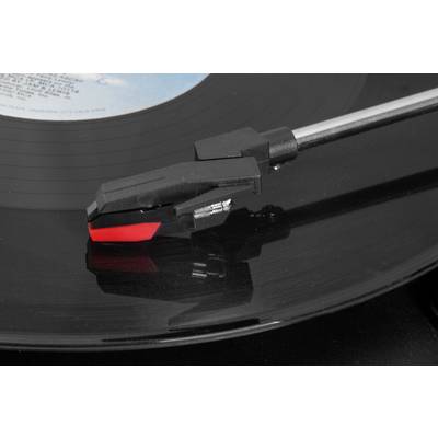 Jehla gramofonu se dotýká vinylové desky. Jehla je černá s červeným označením a zajišťuje zvukový výstup.