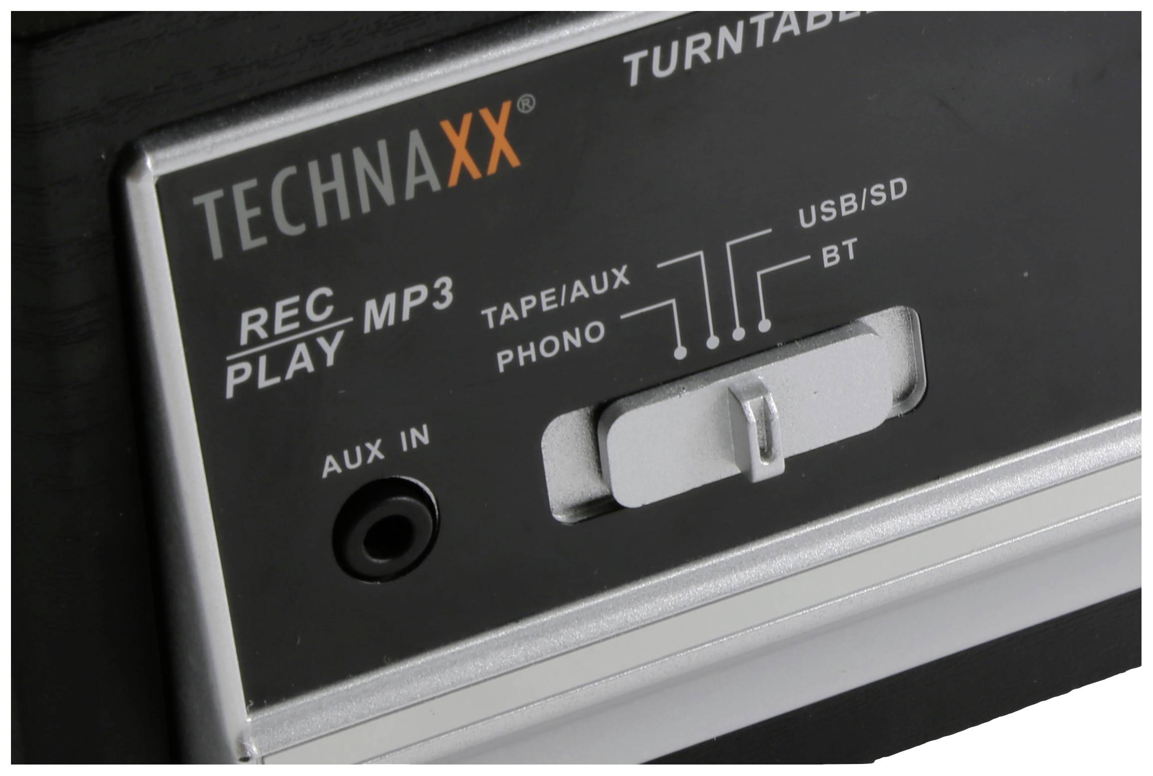Ovládací prvky gramofonu s popisky 'Phono', 'USB/SD', 'BT', 'Aux In'. Značka: TECHNAXX.