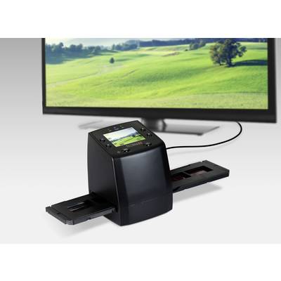 Diaskener digitalizuje diapozitivy, které jsou zobrazeny na obrazovce. V pozadí je vidět zelená krajina.