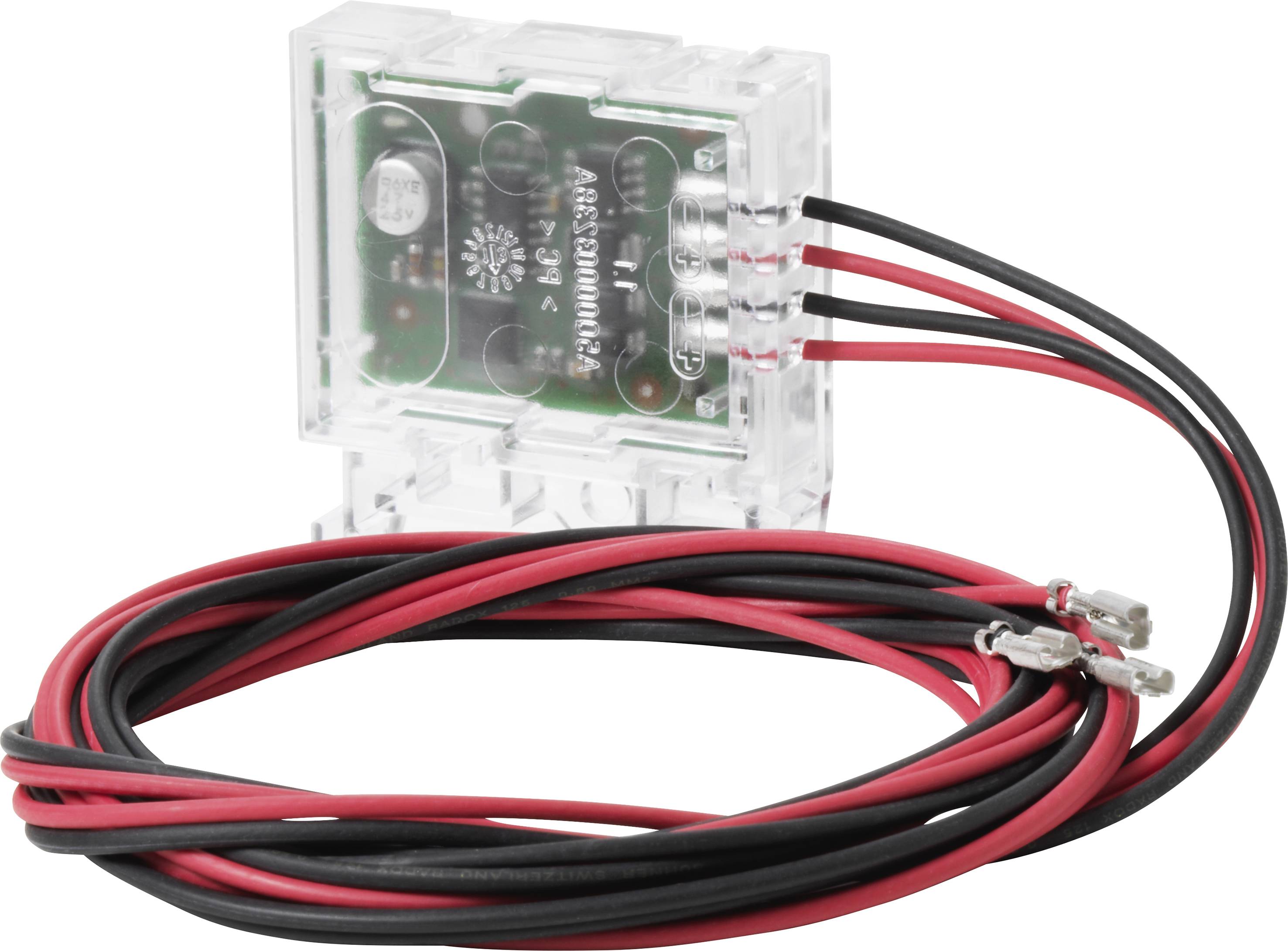 Průhledný elektronický modul s černými a červenými kabely, pravděpodobně určený pro napájení nebo řídicí účely.