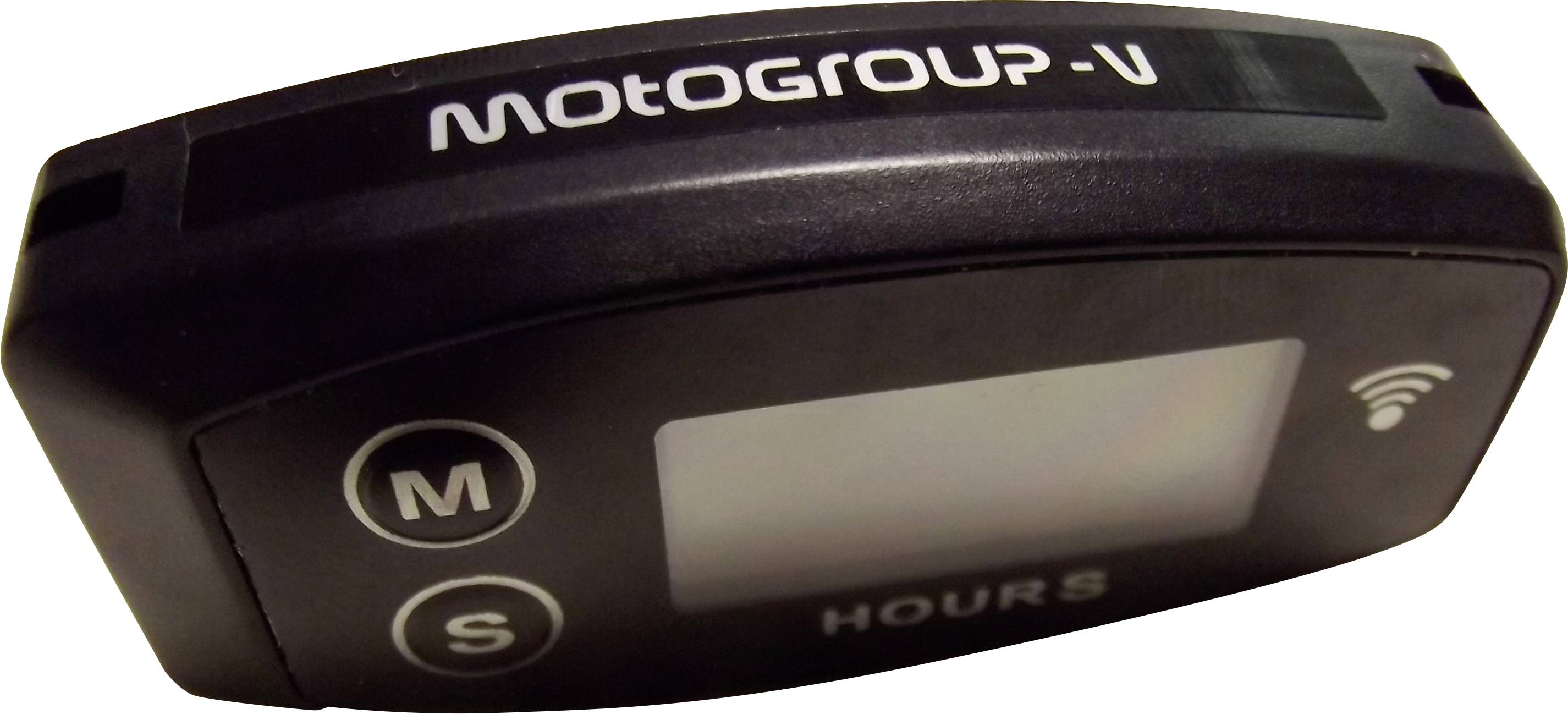 Elektronické zařízení s nápisem 'MOTOGROUP-V', tlačítky s písmeny 'M' a 'S' a displejem pro měření hodin.
