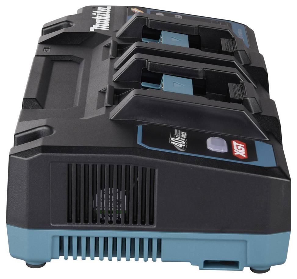 Nabíječka Makita XGT 40V max pro tři baterie pohledem z boku, s otvory pro tři baterie a větracími mřížkami pro chlazení.