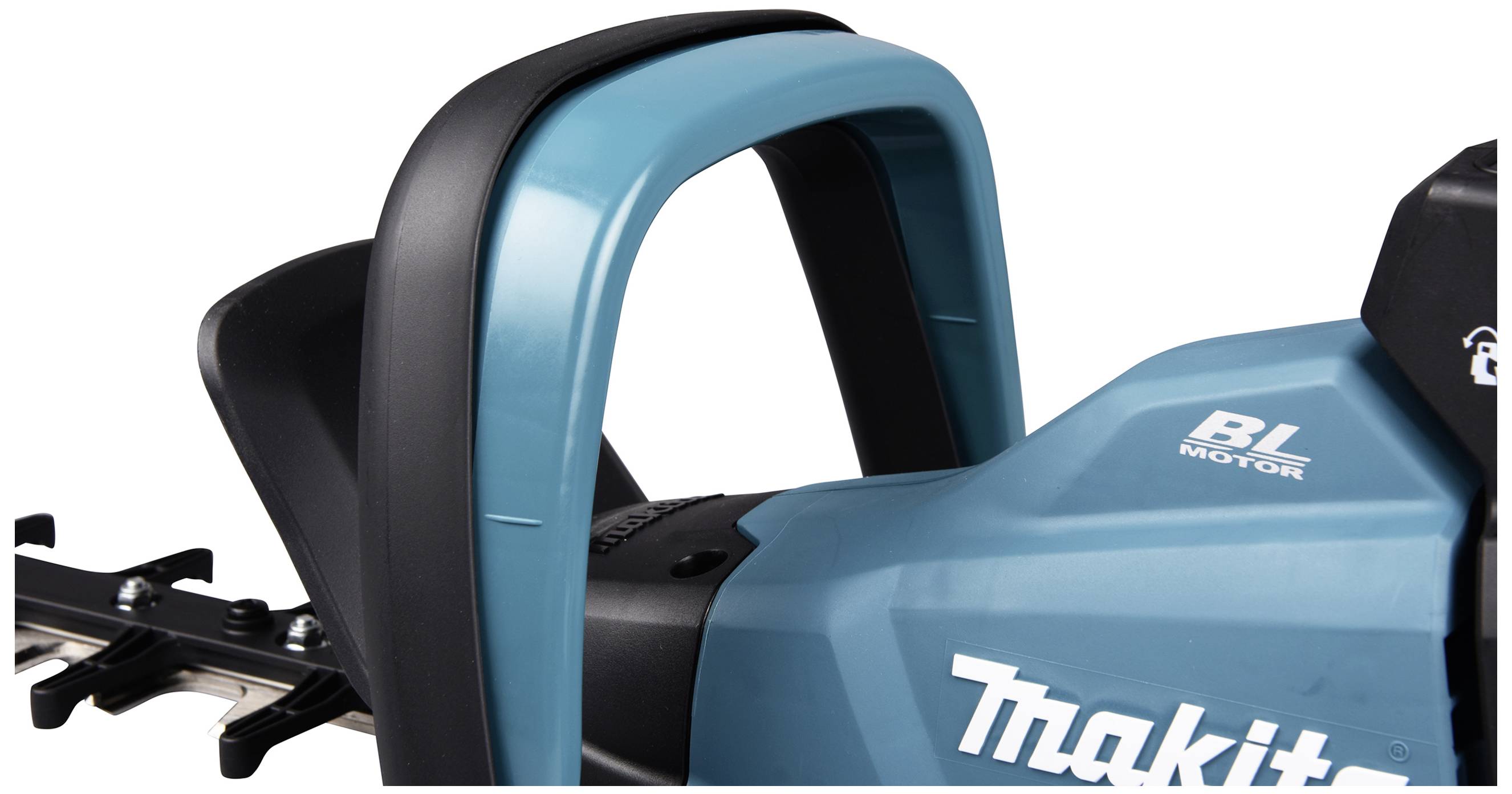 Modrý elektrický zahradní nástroj s ergonomickou rukojetí a listem určeným k zastřihávání živých plotů.