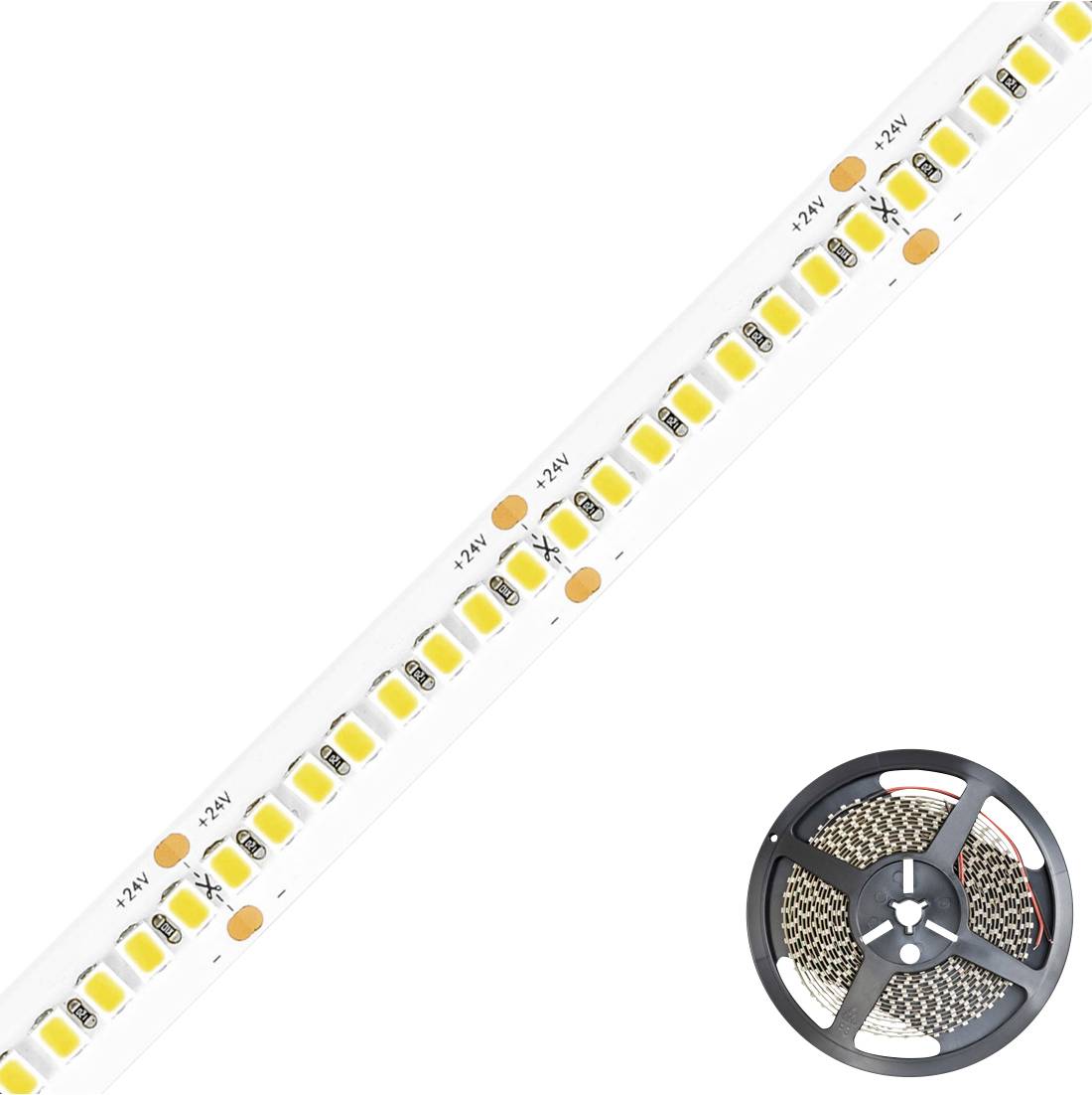 LED pásek svítí bílými a žlutými LED diodami, vedle něj je role s namotaným LED páskem.