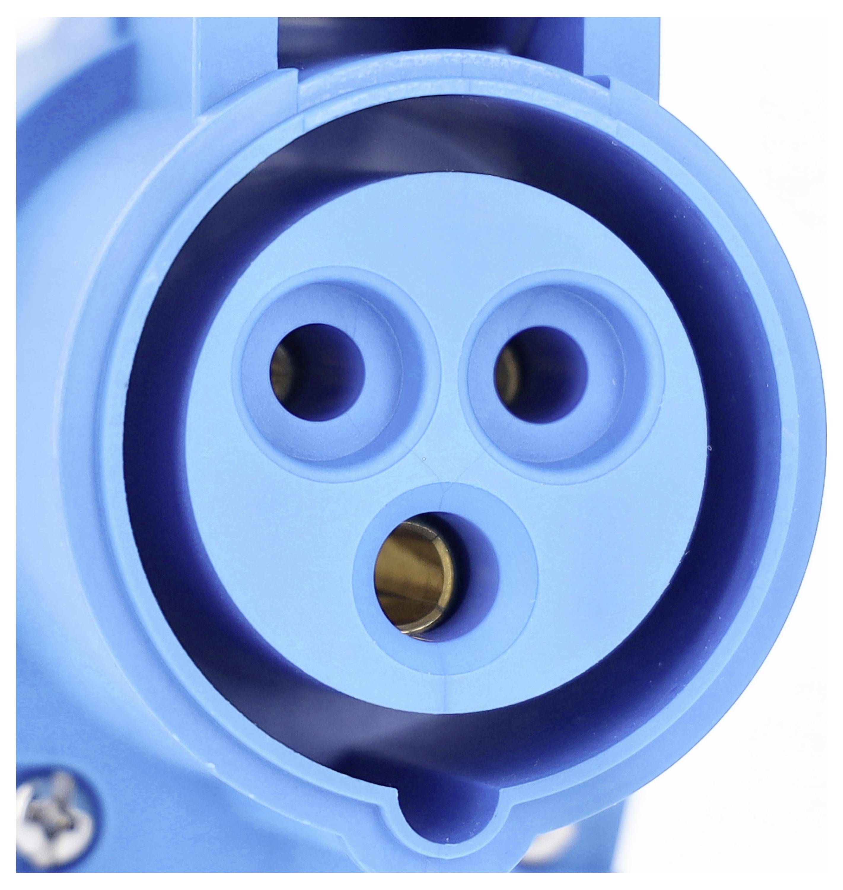 Detailní záběr modrého konektoru se třemi kruhovými otvory, které připomínají obličej.