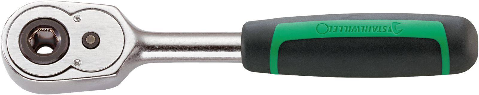 Ráčnový nástroj s černou a zelenou rukojetí, který se používá k utahování a povolování šroubů a matic.