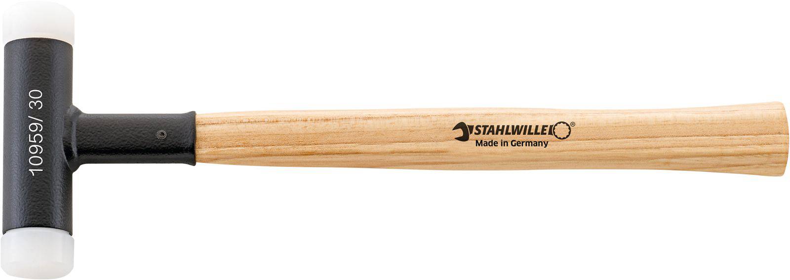 Gumový kladívko s dřevěnou rukojetí a černou kulatou hlavou s bílými plastovými konci, označené nápisem 'Stahlwille, Made in Germany'.