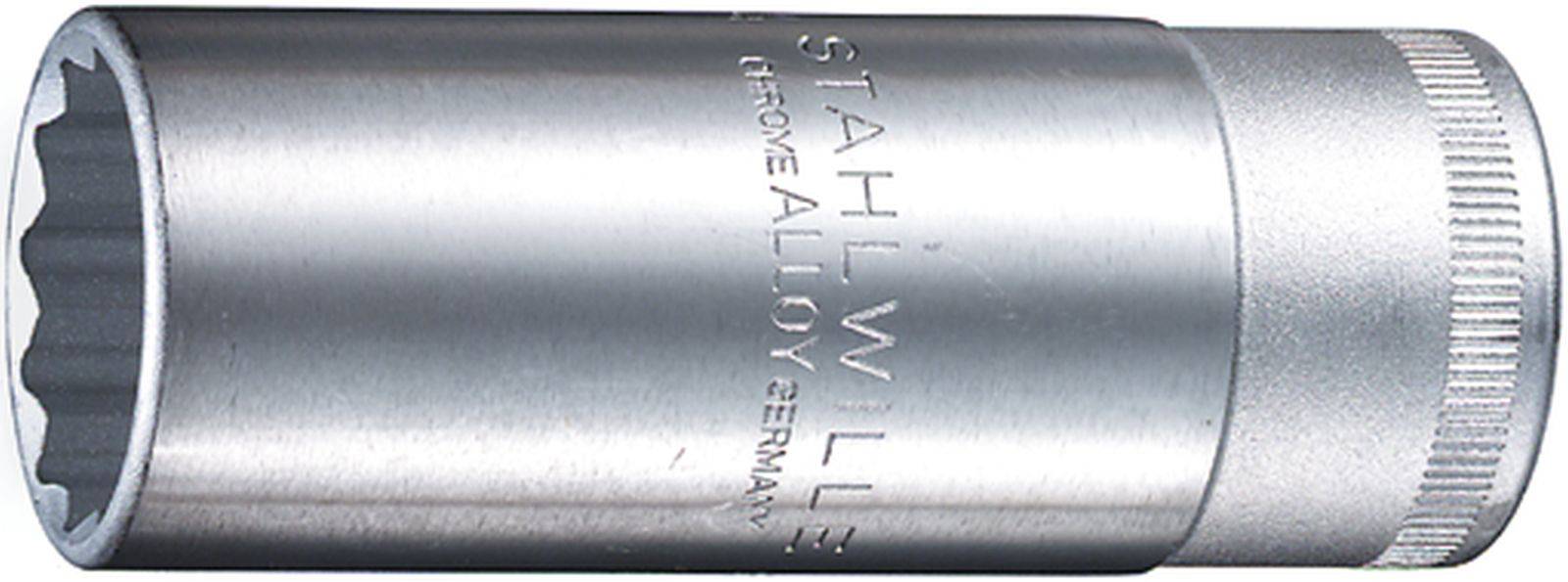 Stříbrný nástrčný klíč s gravírováním 'STAHLWILLE CHROME ALLOY GERMANY'. Má vroubkovaný konec pro lepší uchopení.