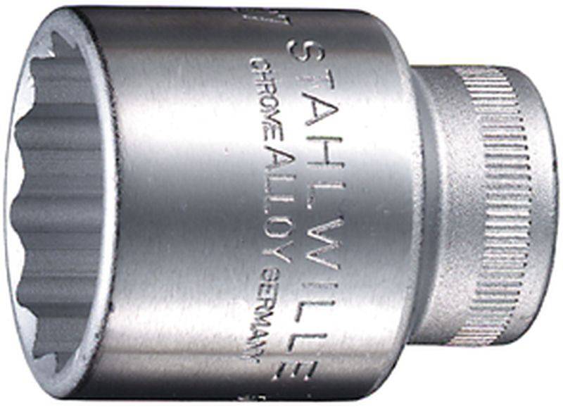 Kovový nástrčný klíč s vygravírovaným nápisem 'STAHLWILLE CHROME ALLOY GERMANY', znázorňující propojení hlavice s nástrojem.