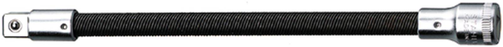 Černý flexibilní hřídel se stříbrnými kovovými spoji na obou koncích, pravděpodobně nástavec nástroje pro přenos točivého momentu.