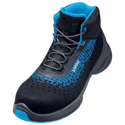Černá a modrá bezpečnostní obuv s protiskluzovou podrážkou a ochrannou špičkou, vhodná pro použití v pracovním prostředí.