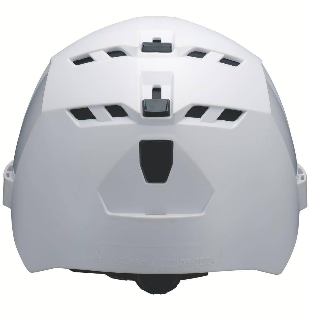 Bílá cyklistická helma pohledem zezadu, s několika větracími otvory pro lepší ventilaci.