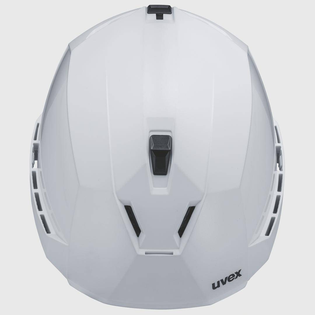 Bílá ochranná přilba od Uvexu je zobrazena seshora, zvýrazněná větrací štěrbiny a moderním designem.