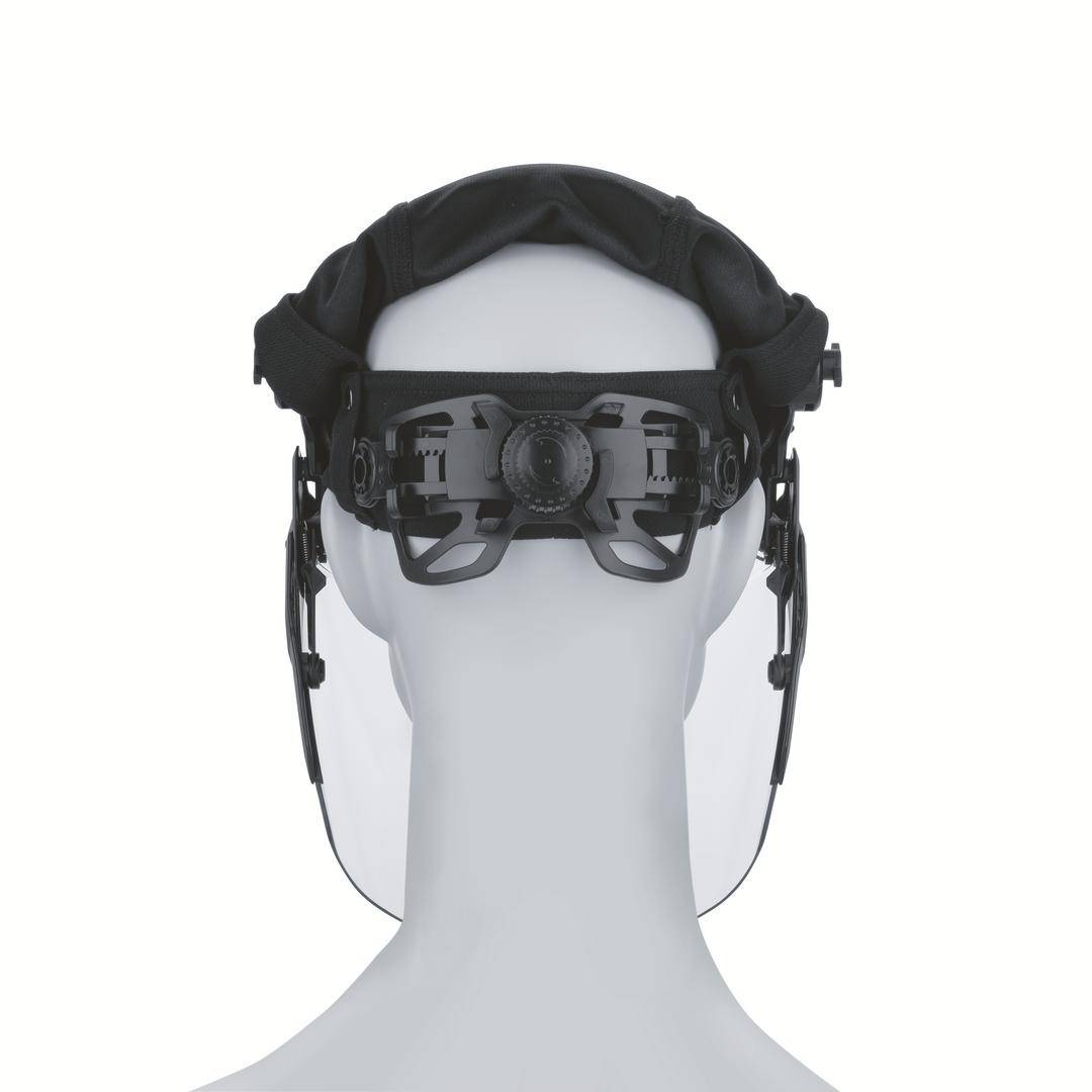 Pohled zezadu na transparentní model hlavy s černou čelenkou, která je vybavena nastavitelným mechanismem a bočními úchyty.