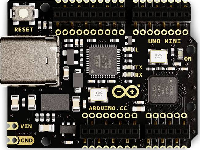 Arduino Uno Mini deska s různými konektory a čipy, včetně resetovacího tlačítka, Vin a GND vstupů.