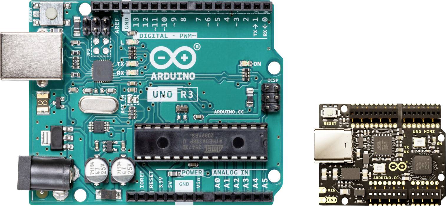 Deska Arduino Uno umístěná vedle menší desky mikrořadiče. Obě zobrazují různé elektronické komponenty a konektory.
