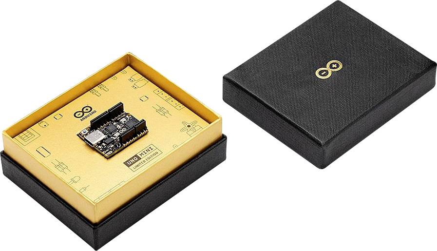 Deska Arduino v otevřené černé krabičce se zlatým vnitřkem, vedle ní uzavřená krabička.