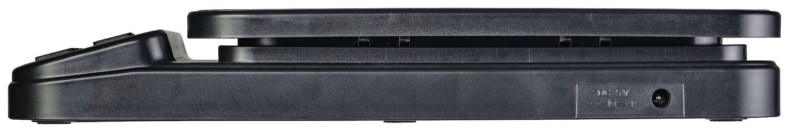 Boční pohled na černé, ploché elektronické zařízení s připojením napájecího adaptéru na pravé straně.