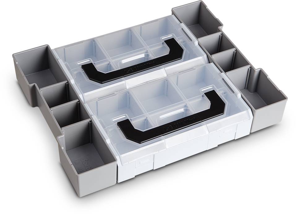 Dvě šedé plastové úložné boxy s černými úchyty, navršené jedna na druhou, obklopené otevřenými přihrádkami pro drobné předměty.
