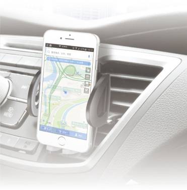 Smartphone v držáku v automobilu zobrazuje navigační aplikaci s mapou a trasou na displeji. Upevněno na ventilační mřížce vozidla.
