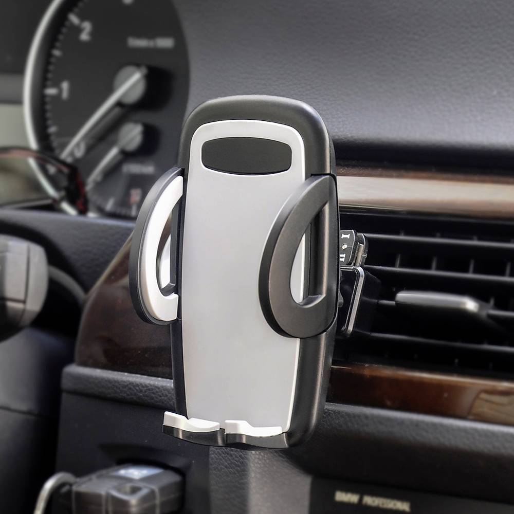 Držák na smartphone je namontován v mřížce ventilace automobilu vedle tachometru.