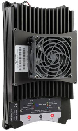 Černý solární regulátor nabíjení s chladicími žebry a ventilátorem na přední straně. Popisy pro připojení baterie a solárního panelu.