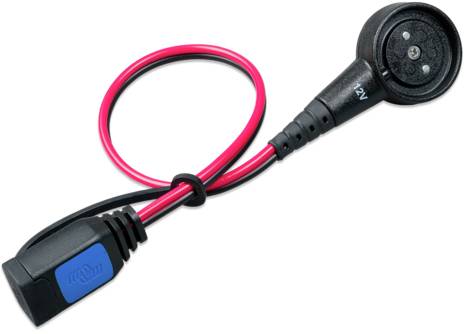 Černý a červený kabel baterie s 12V adaptérem, používaný pro připojení zařízení ke zdroji napájení.