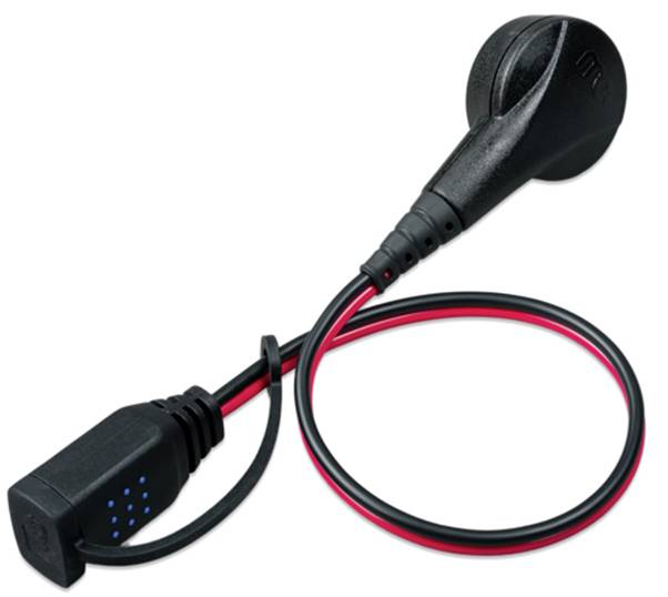 Černočervený elektronický kabel s konektory na obou koncích, určený pro přenos energie nebo datové připojení.