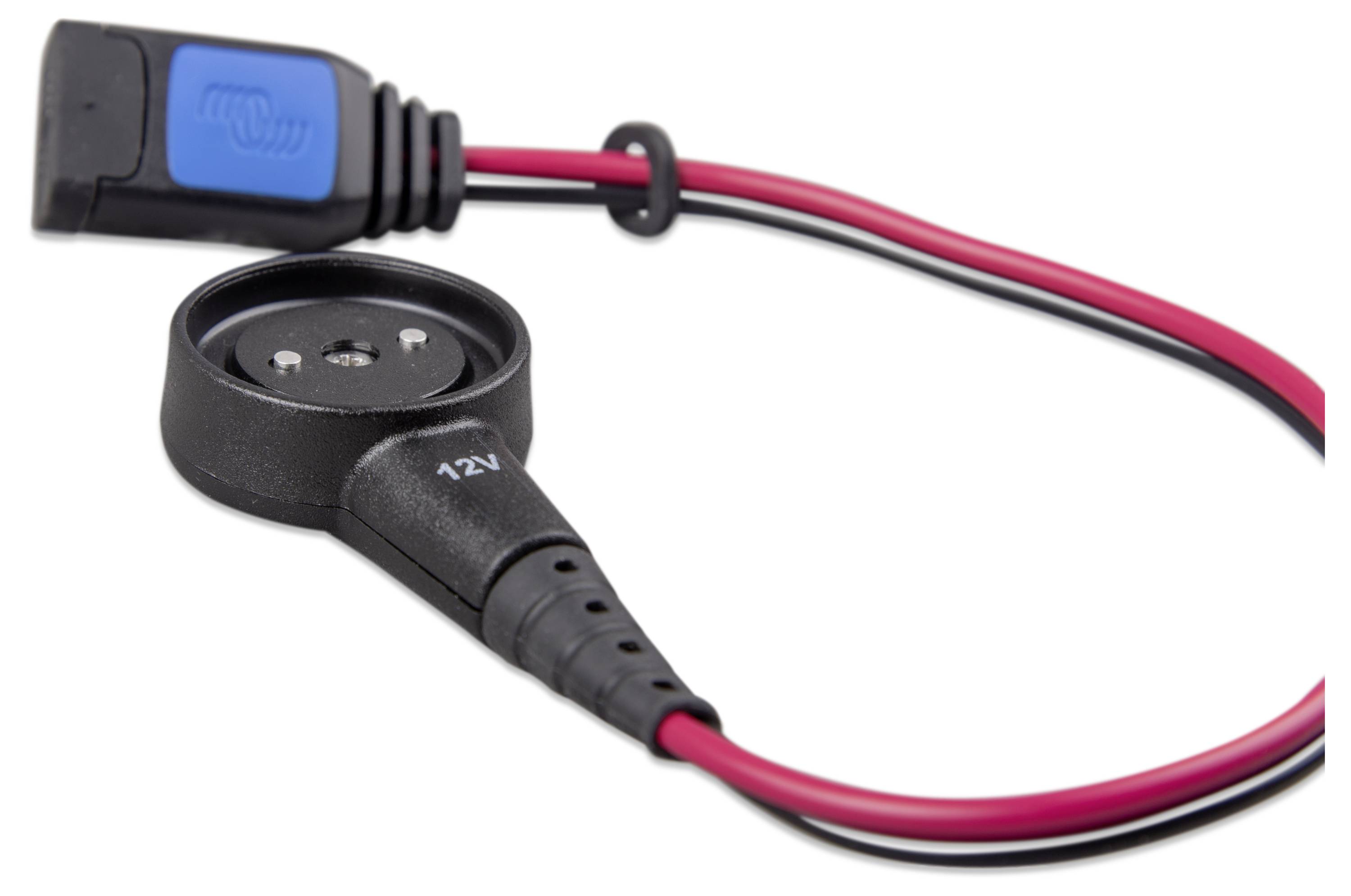Červený a černý elektrický kabel s 12V konektorem na jednom konci a modrým konektorem na straně druhé, používaný pro napájecí propojení.