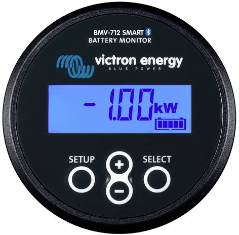 Kulatý monitor baterie zobrazuje '-1,00 kW' na modrém displeji. Dva tlačítka pod ní: 'NASTAVENÍ' a 'VÝBĚR'. Název značky nahoře.