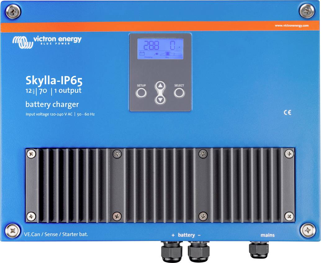 Modrá nabíječka baterií od společnosti Victron Energy, model Skylla-IP65, zobrazuje digitální displej. Vhodná pro vstupní napětí 90-240 V AC.