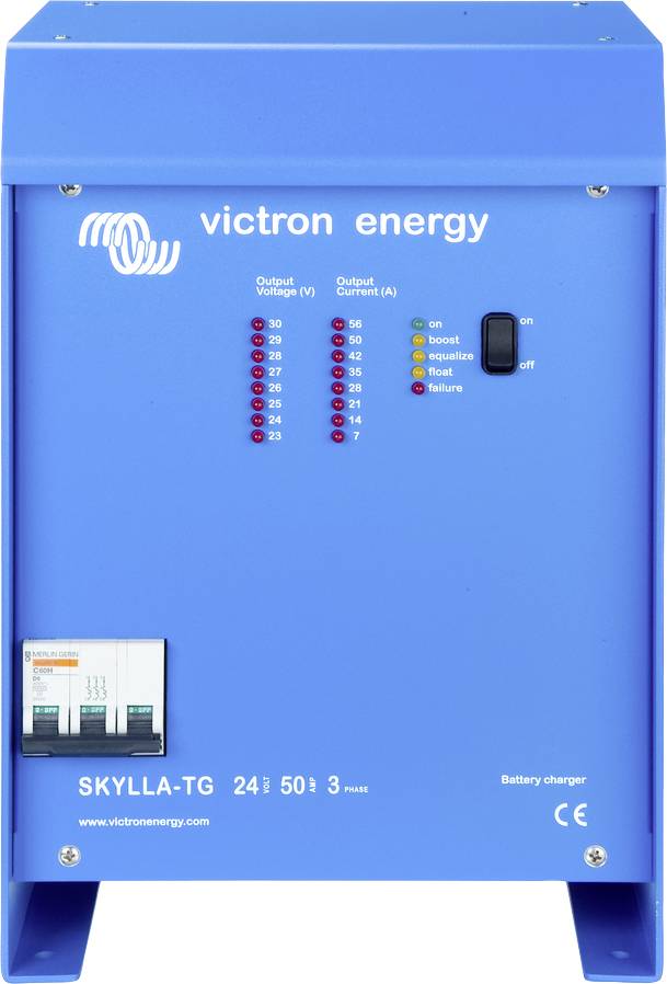 Nabíječka baterií s modrou přední stranou od značky 'Victron Energy'. Displej zobrazuje napětí, proud a provozní stavy jako 'zapnuto' a 'plovoucí nabíjení'.