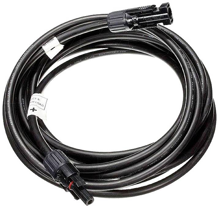 Dlouhý černý kabel s konektory MC4 na obou koncích, používaný pro připojení solárních modulů ve fotovoltaických systémech.