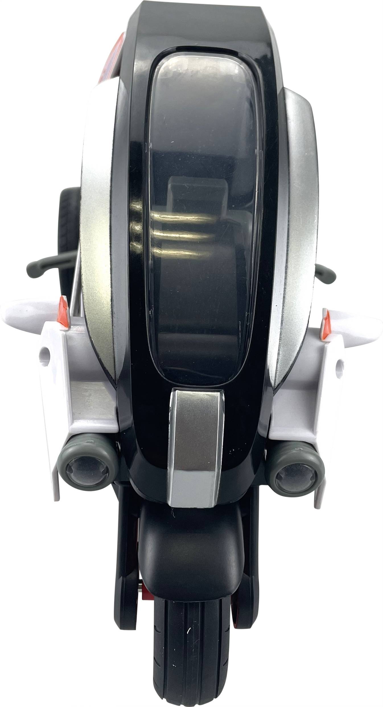 Černá futuristická motorková hračka se stříbrnými a červenými akcenty, umístěná svisle.