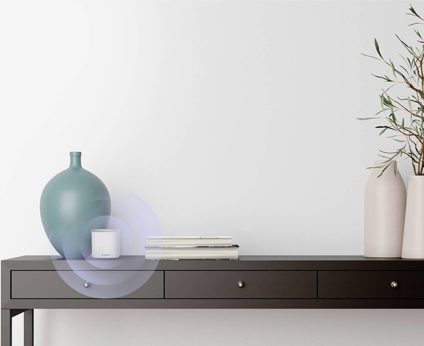 Minimalistický stůl s velkou modrou vázu, svíčkou a dvěma bílými vázami napravo; dekorativní, moderní design.