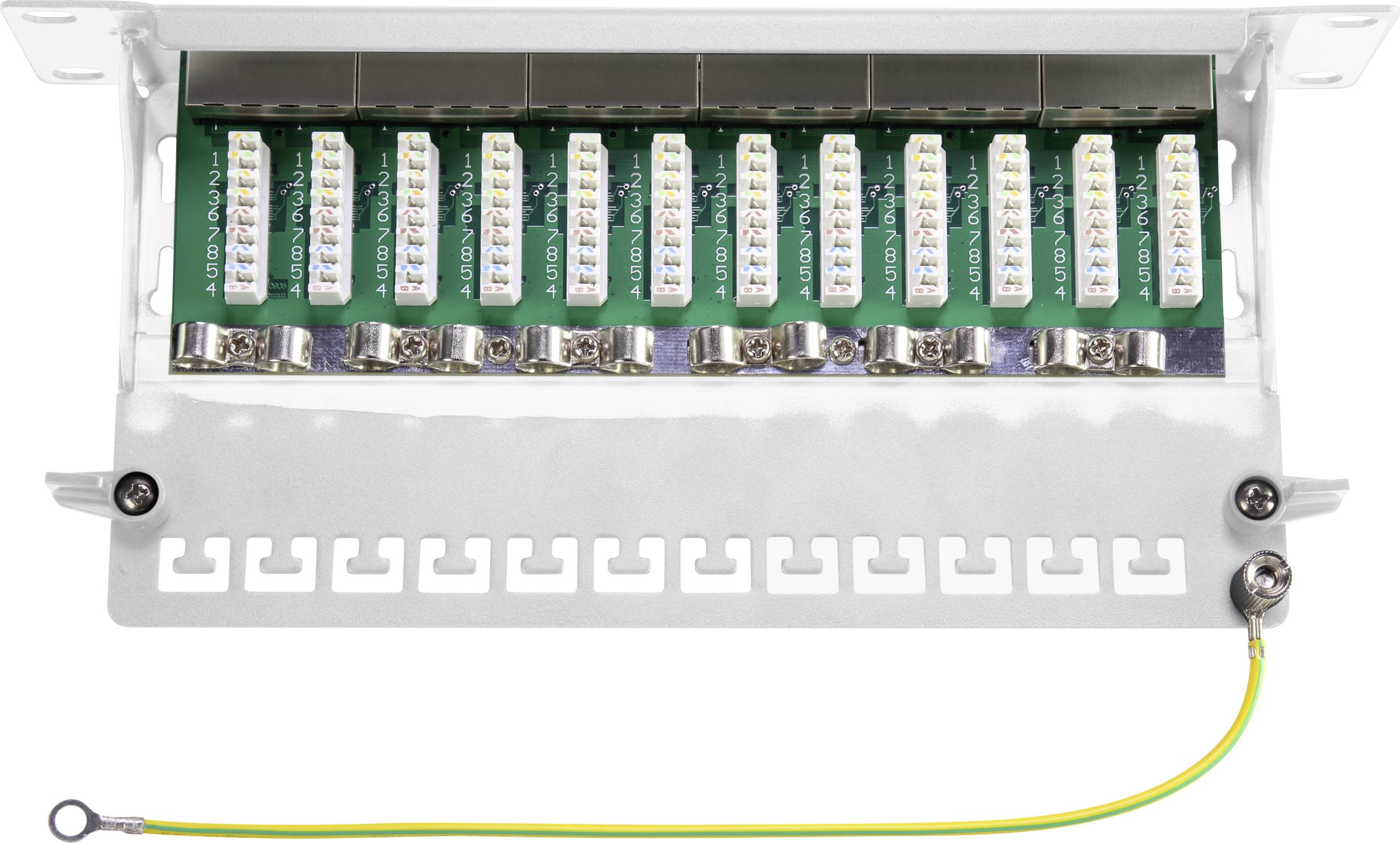 Elektrický rozvaděč s pojistkami, namontovaný na bílém držáku, s připojeným žluto-zeleným uzemňovacím kabelem.
