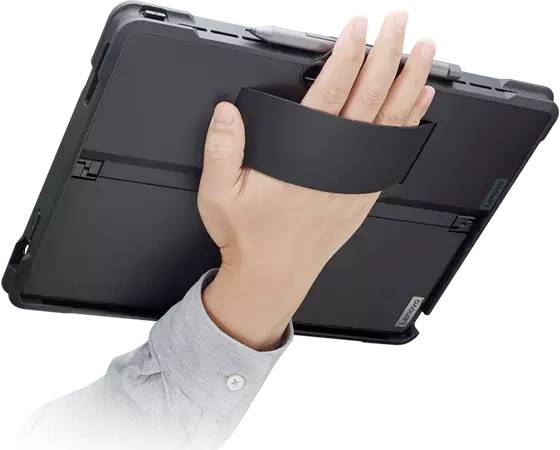 Jedna ruka drží tablet s černým držákem.