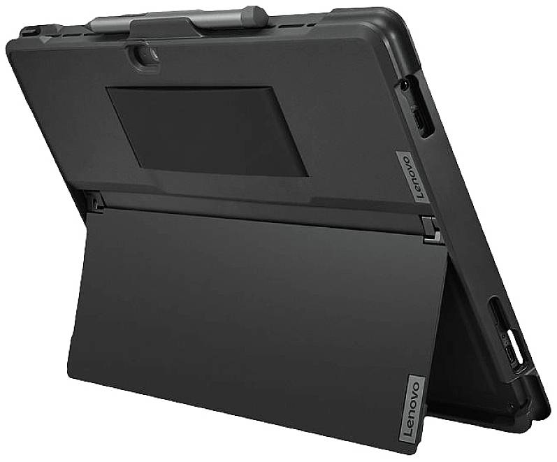 Černý tablet Lenovo stojící na stole s vysunutým stojánkem. Firemní logo 'Lenovo' je viditelné na zadní straně zařízení.