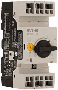 Elektrický spínač od společnosti Eaton s černým otočným ovladačem a žlutým testovacím tlačítkem, obklopený několika připojovacími svorkami.