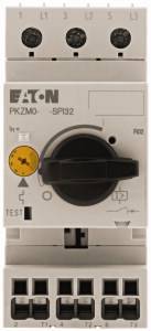 Elektrický jistič společnosti Eaton s nastavitelnými parametry a několika připojovacími svorkami nahoře a dole.