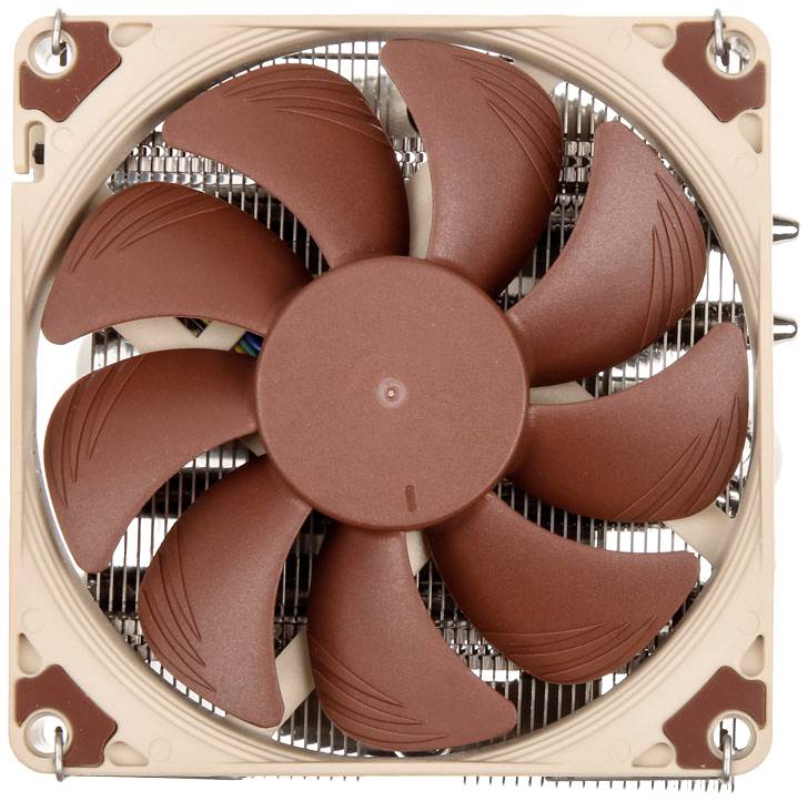 Čtvercový chladič CPU s hnědým ventilátorem a béžovým rámečkem, vhodný pro chlazení počítačových procesorů.