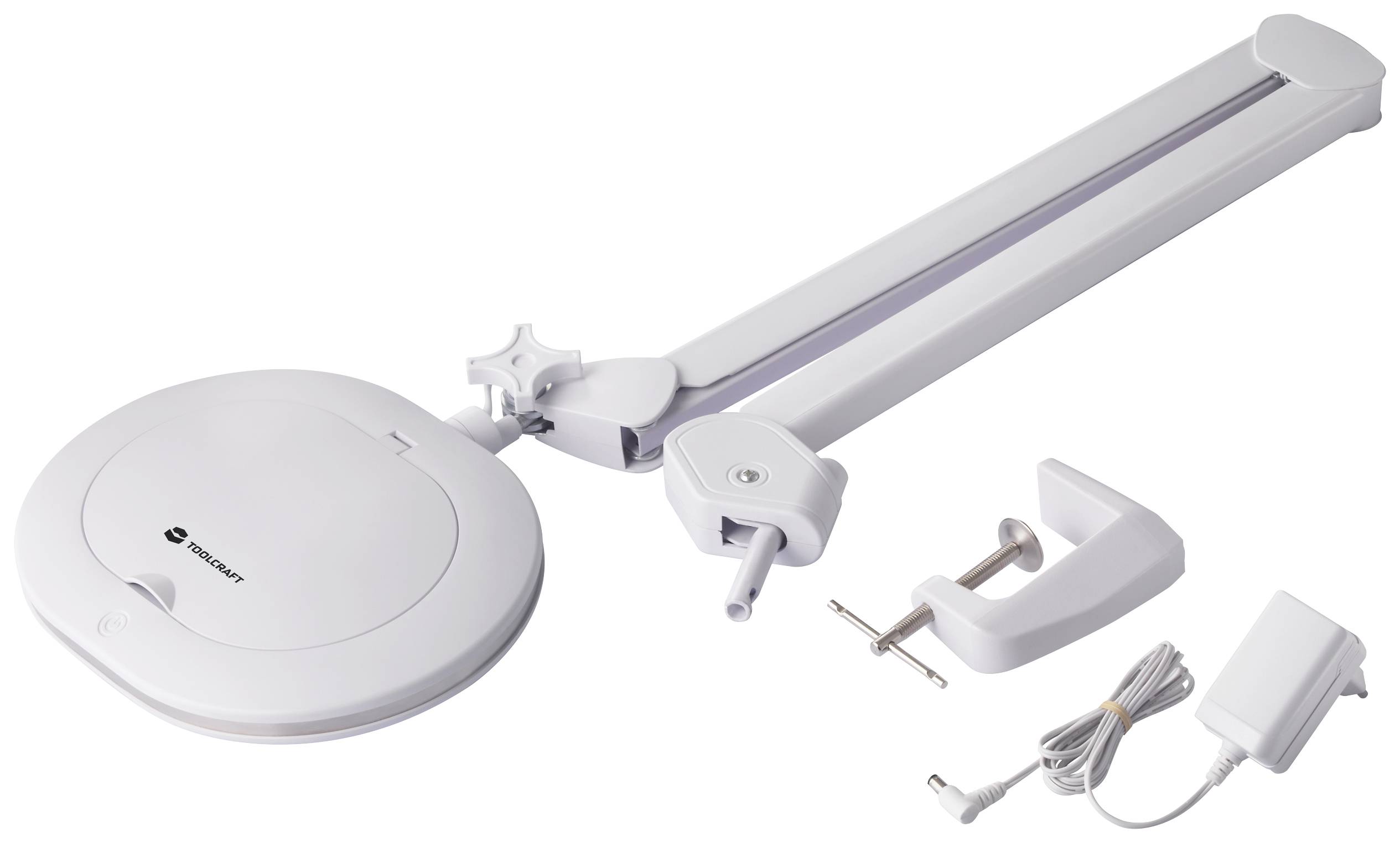 Bílá stolní lampa s dlouhým nastavitelným ramenem a kruhovým stínítkem; součástí balení je kabel, napájecí adaptér a svorka pro uchycení ke stolu.